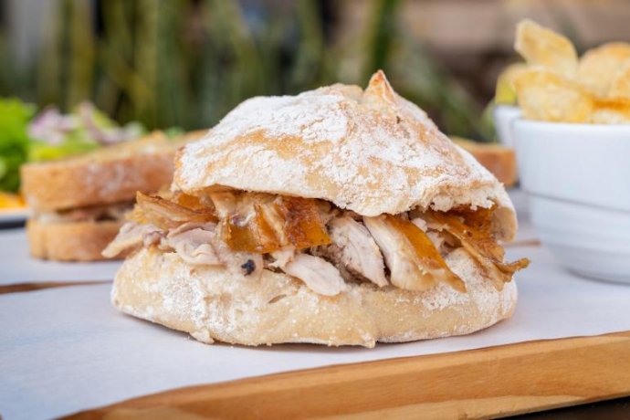 Sandes de Leitão vs. Sandes de Pernil: Dois Clássicos, Dois Sabores Inconfundíveis