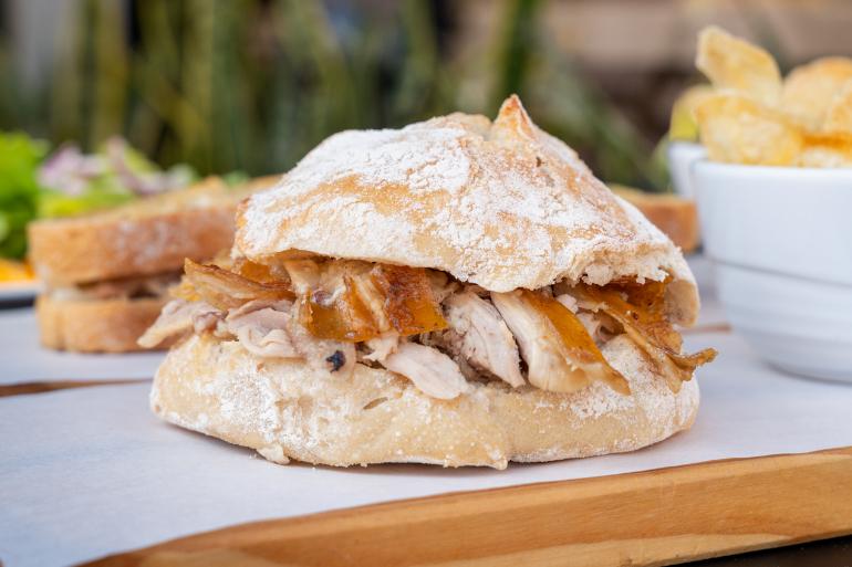 Sandes de Leitão vs. Sandes de Pernil: Dois Clássicos, Dois Sabores Inconfundíveis